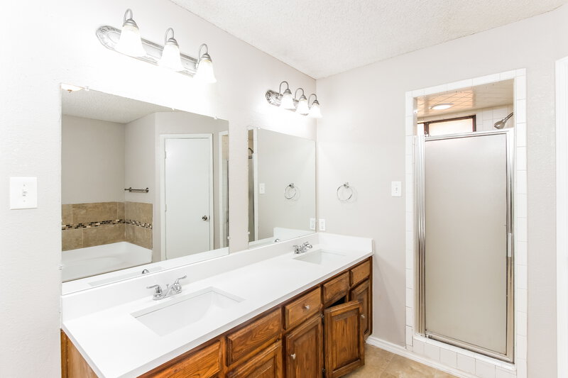 2,475/Mo, 914 Wayne Ave Duncanville, TX 75137 Main Bathroom View
