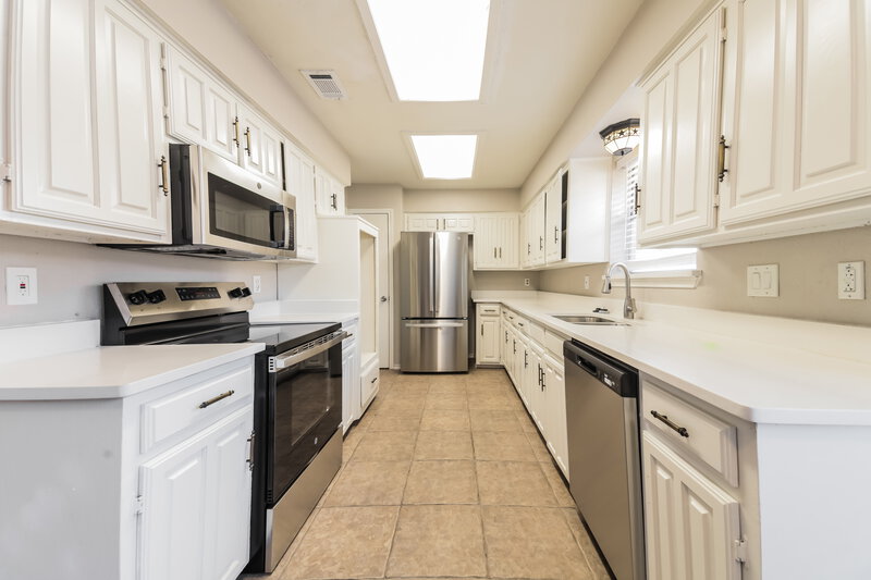 2,395/Mo, 315 Meadowlark Ln Duncanville, TX 75137 Kitchen View 2