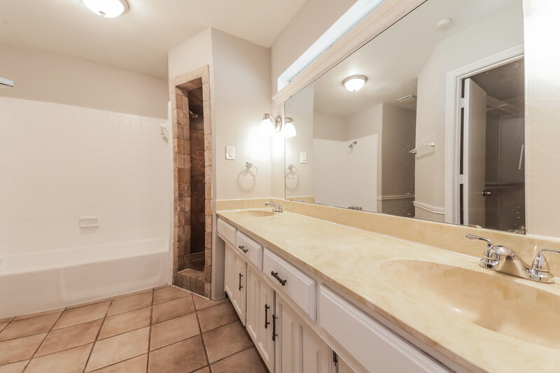 2,395/Mo, 315 Meadowlark Ln Duncanville, TX 75137 Main Bathroom View