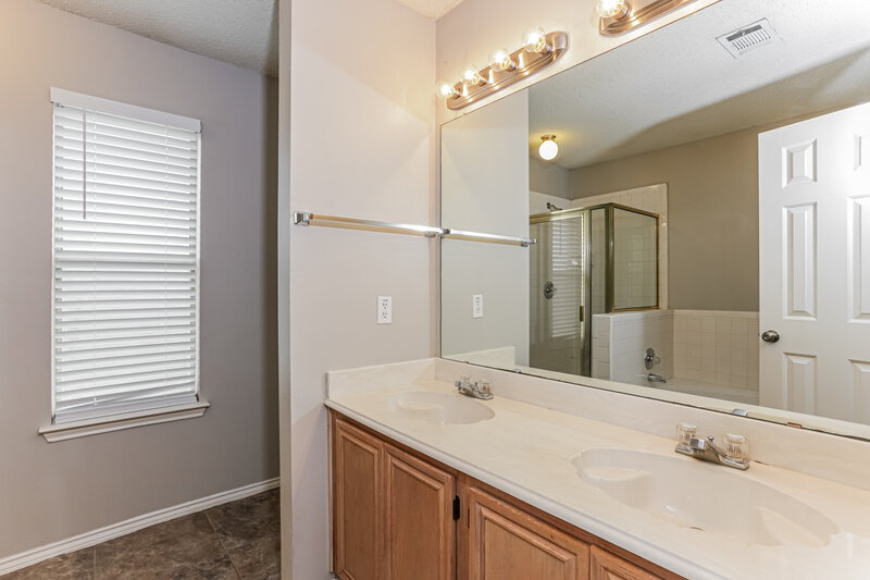 1,895/Mo, 1334 Meadow Creek Dr Lancaster, TX 75146 Main Bathroom View