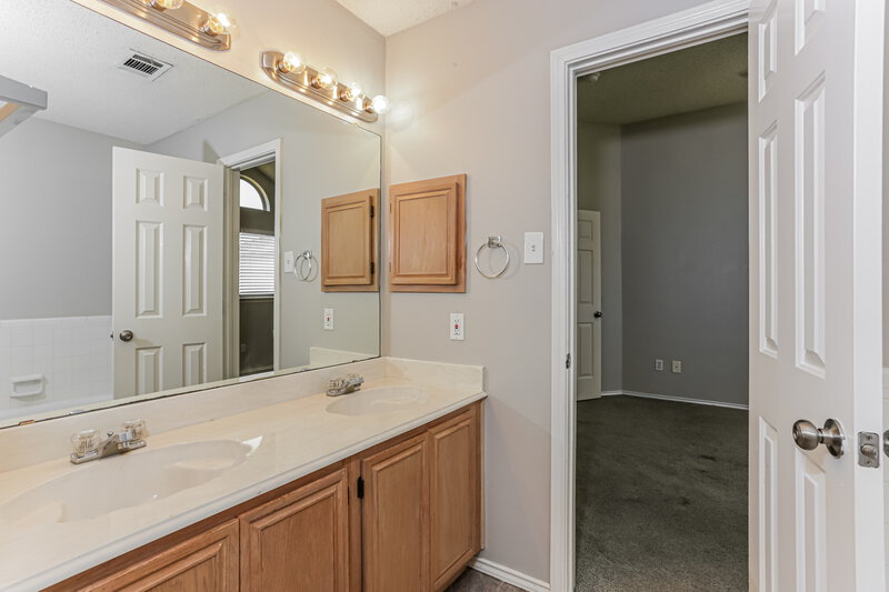 1,895/Mo, 1334 Meadow Creek Dr Lancaster, TX 75146 Main Bathroom View 2
