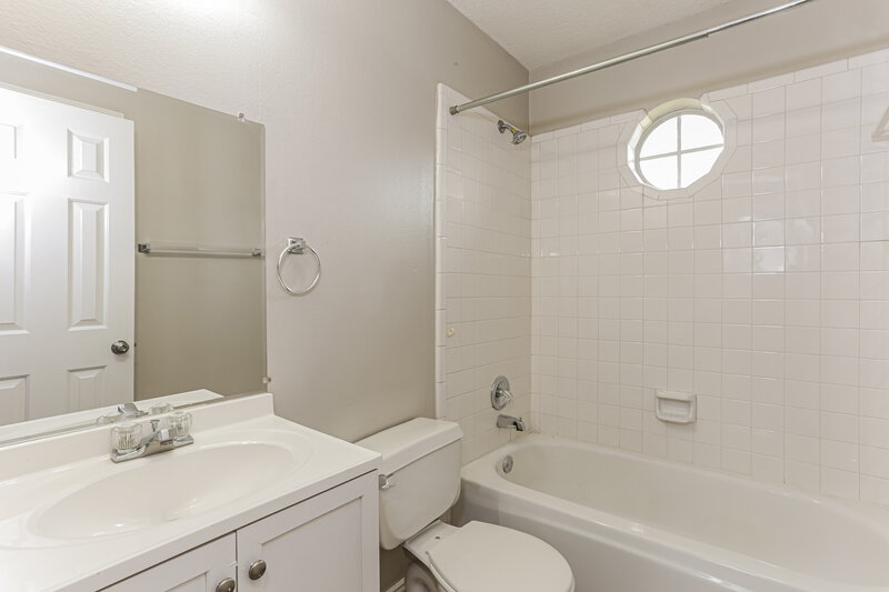 1,895/Mo, 1334 Meadow Creek Dr Lancaster, TX 75146 Bathroom View