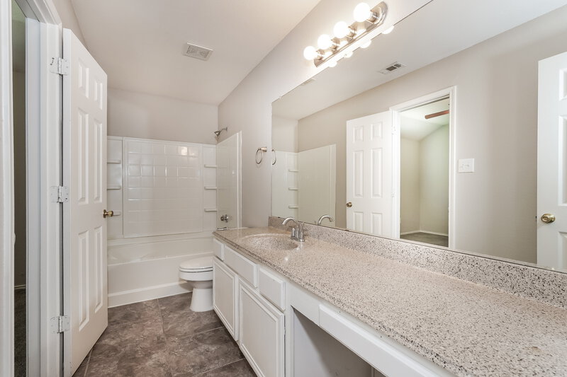 2,310/Mo, 782 Catalina Dr Lancaster, TX 75146 Main Bathroom View