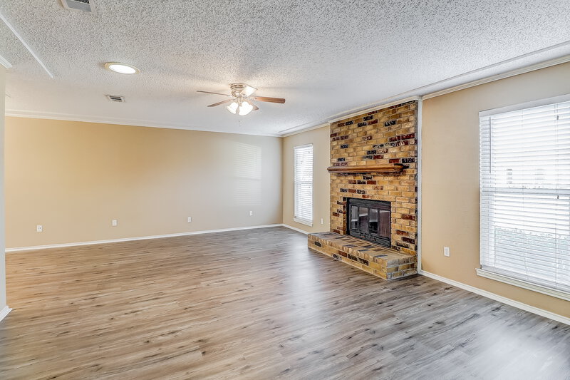 1,960/Mo, 1350 Greenbriar Ln Lancaster, TX 75146 Living Room View