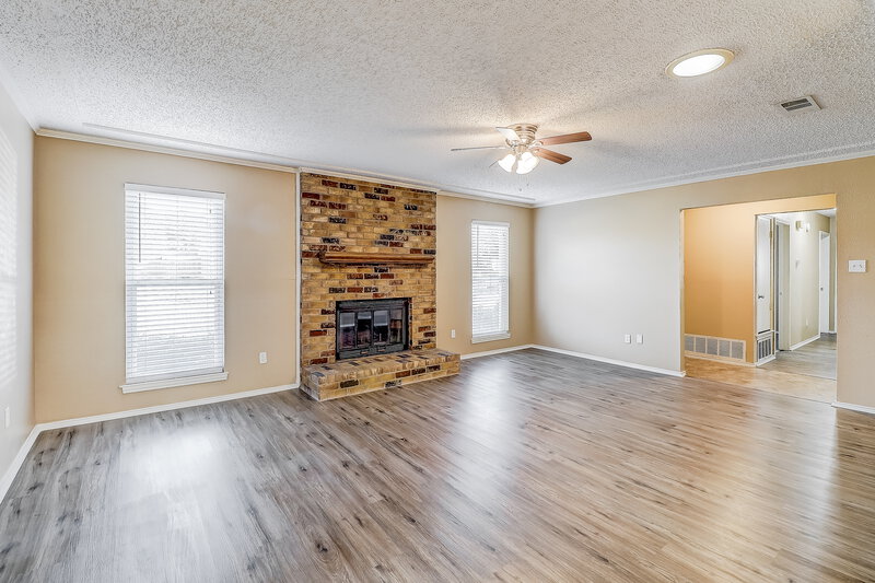 1,960/Mo, 1350 Greenbriar Ln Lancaster, TX 75146 Living Room View 2