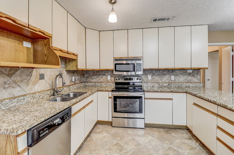 1,960/Mo, 1350 Greenbriar Ln Lancaster, TX 75146 Kitchen View 2