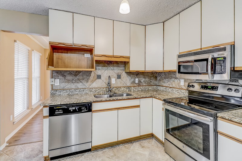 1,960/Mo, 1350 Greenbriar Ln Lancaster, TX 75146 Kitchen View 3