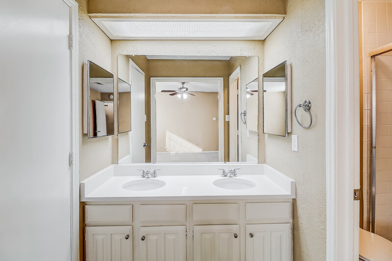 1,960/Mo, 1350 Greenbriar Ln Lancaster, TX 75146 Main Bathroom View