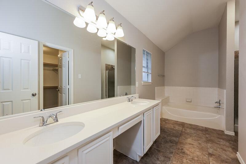 2,450/Mo, 2601 Wild Grove Ln Lancaster, TX 75146 Main Bathroom View