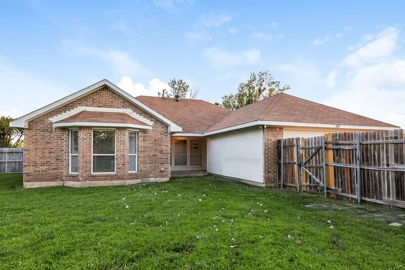 2,450/Mo, 2601 Wild Grove Ln Lancaster, TX 75146 Rear View