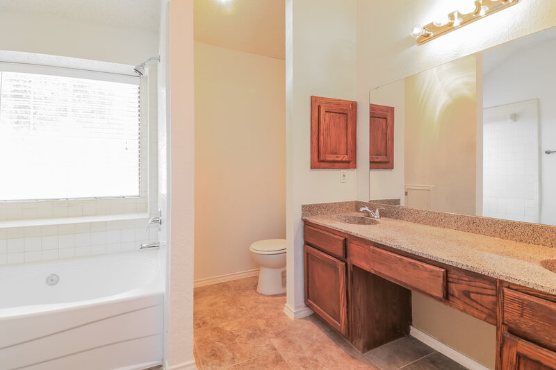 1,700/Mo, 2106 Nectar Dr Mesquite, TX 75149 Main Bathroom View