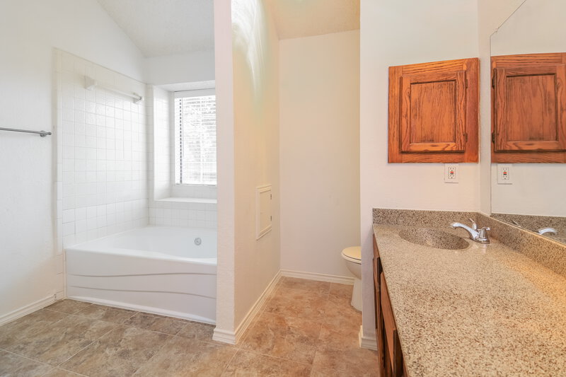 1,700/Mo, 2106 Nectar Dr Mesquite, TX 75149 Main Bathroom View 2