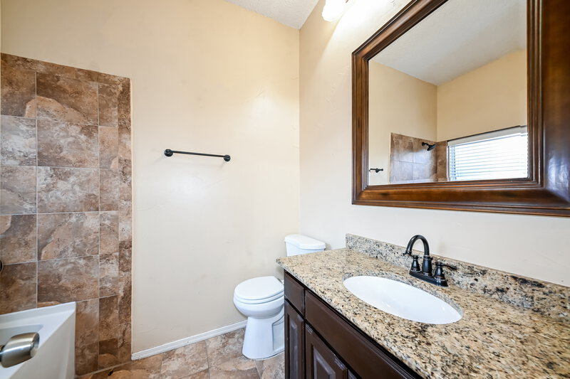 1,970/Mo, 529 Horse Shoe Bend Mesquite, TX 75149 Main Bathroom View