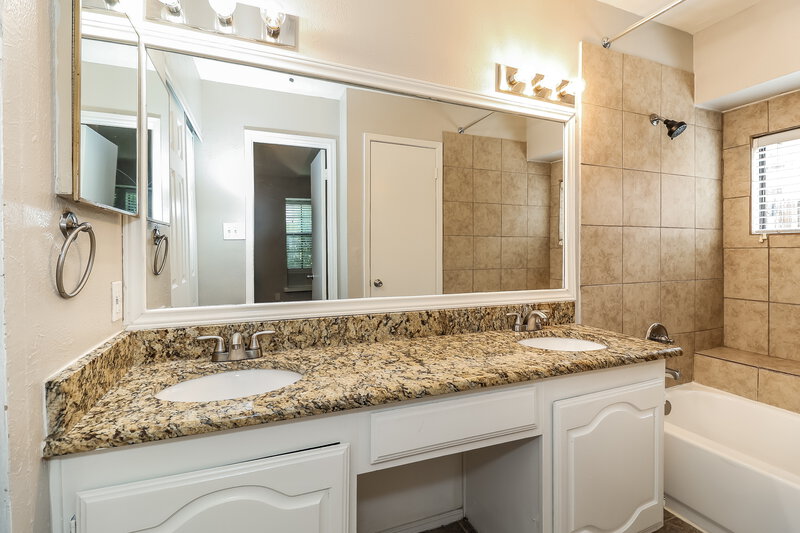 2,030/Mo, 1439 Colborne Dr Mesquite, TX 75149 Main Bathroom View