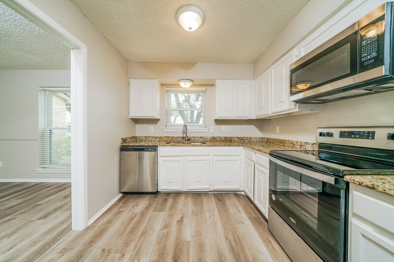 1,925/Mo, 4616 Gleneagle St Mesquite, TX 75150 Kitchen View 4