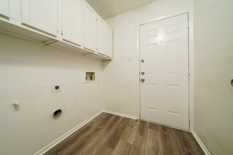 1,925/Mo, 4616 Gleneagle St Mesquite, TX 75150 Laundry Room View