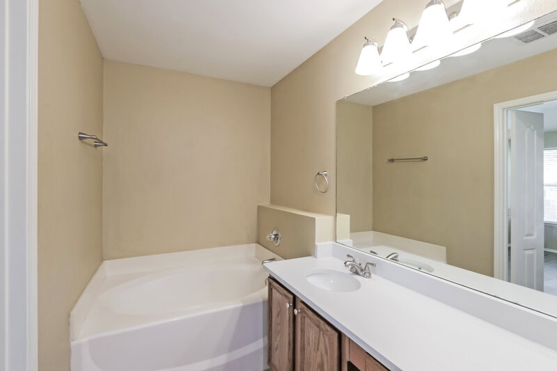2,175/Mo, 1966 Carrington Dr Glenn Heights, TX 75154 Main Bathroom View
