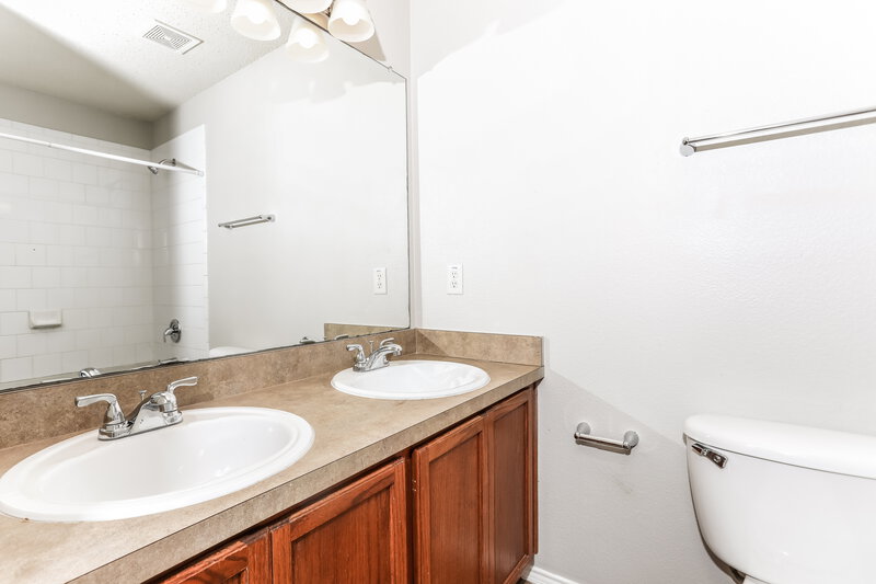 2,025/Mo, 1514 Dockside Dr Glenn Heights, TX 75154 Main Bathroom View