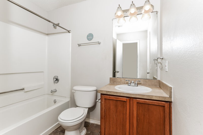 2,025/Mo, 1514 Dockside Dr Glenn Heights, TX 75154 Bathroom View