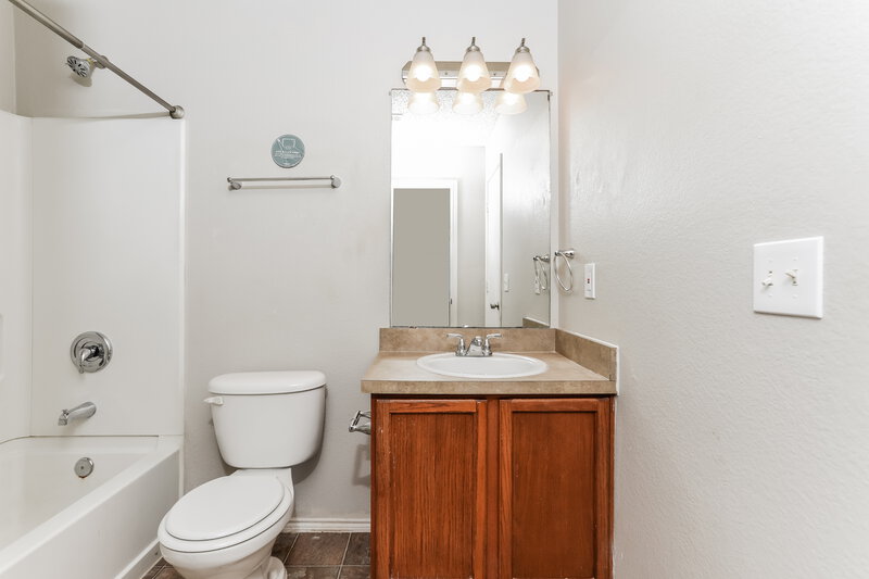 2,025/Mo, 1514 Dockside Dr Glenn Heights, TX 75154 Bathroom View 2