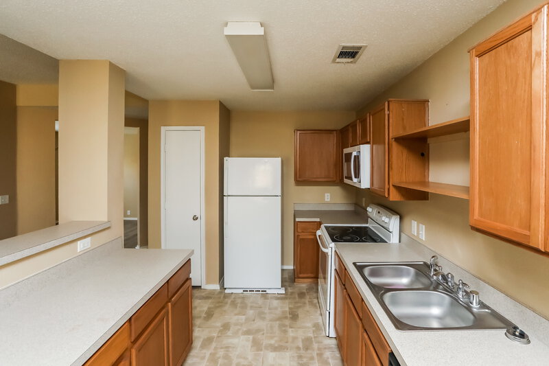 2,140/Mo, 1611 Shady Shores Dr Glenn Heights, TX 75154 Kitchen View 2