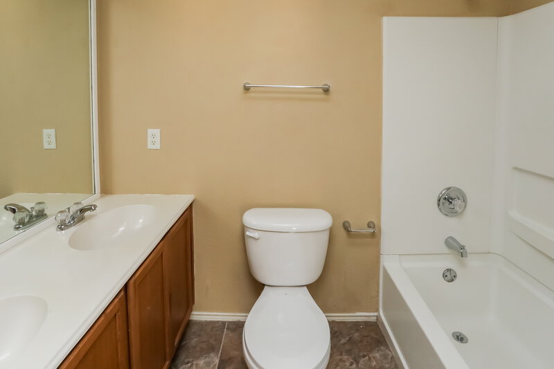 2,140/Mo, 1611 Shady Shores Dr Glenn Heights, TX 75154 Main Bathroom View