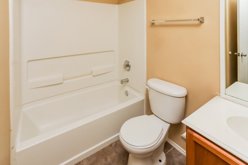 2,140/Mo, 1611 Shady Shores Dr Glenn Heights, TX 75154 Bathroom View