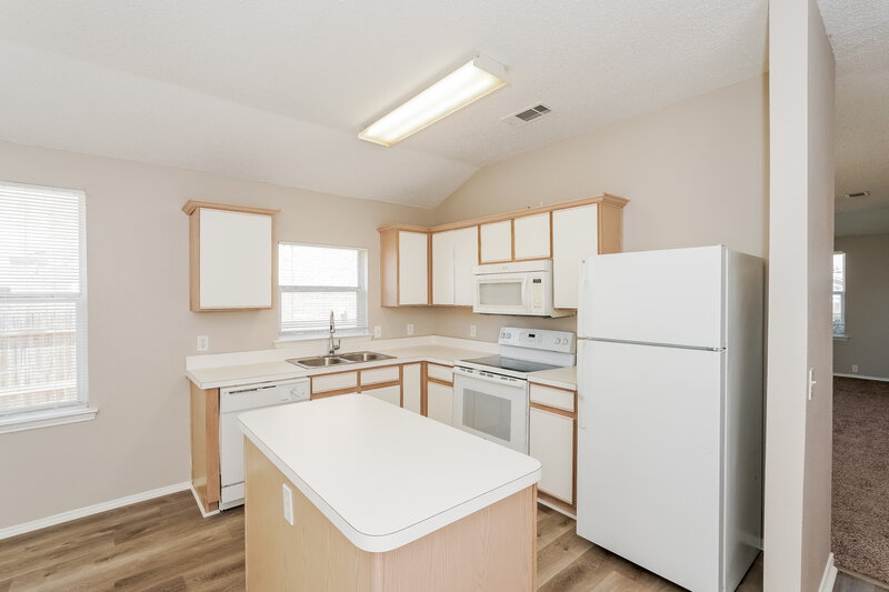 2,270/Mo, 1519 Columbia Dr Glenn Heights, TX 75154 Kitchen View