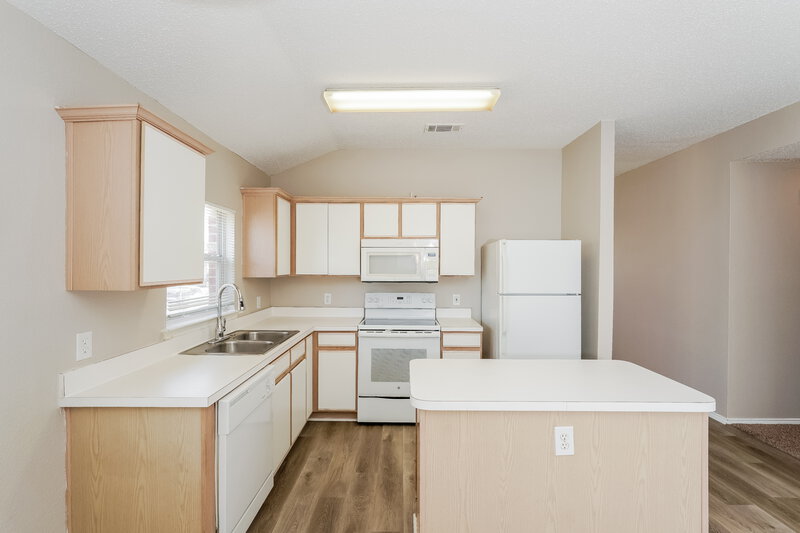 2,270/Mo, 1519 Columbia Dr Glenn Heights, TX 75154 Kitchen View 2