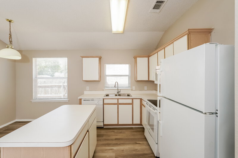 2,270/Mo, 1519 Columbia Dr Glenn Heights, TX 75154 Kitchen View 3