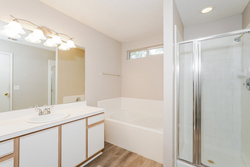 2,270/Mo, 1519 Columbia Dr Glenn Heights, TX 75154 Main Bathroom View