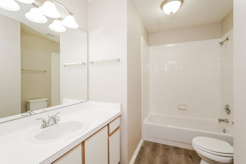 2,270/Mo, 1519 Columbia Dr Glenn Heights, TX 75154 Bathroom View