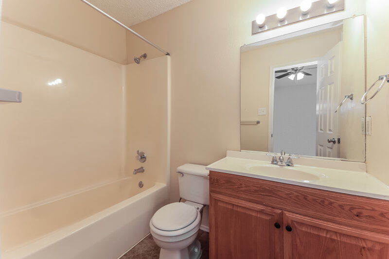 2,005/Mo, 1217 Brittany Way Seagoville, TX 75159 Bathroom View