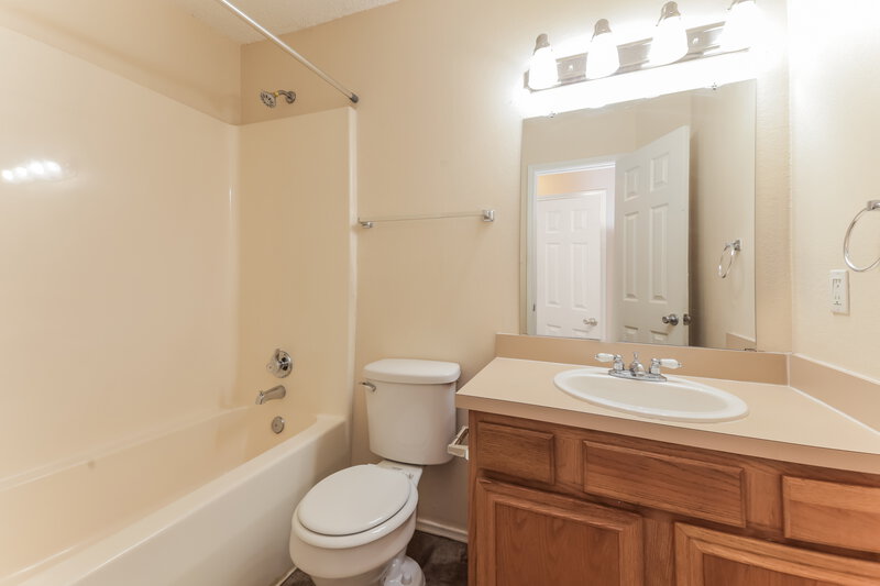 2,005/Mo, 1217 Brittany Way Seagoville, TX 75159 Bathroom View 2