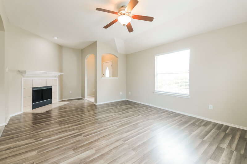1,950/Mo, 813 Huddleston Ct Seagoville, TX 75159 Living Room View 4