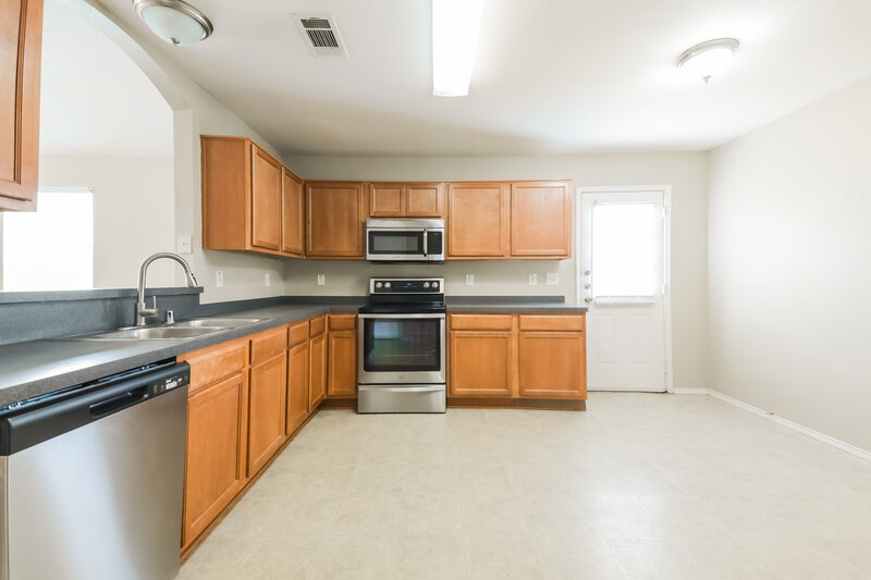 1,950/Mo, 813 Huddleston Ct Seagoville, TX 75159 Kitchen View