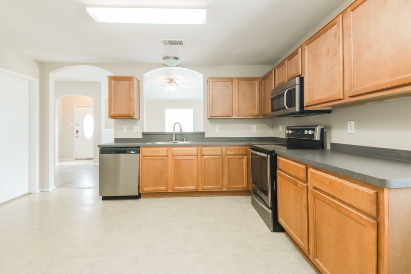 1,950/Mo, 813 Huddleston Ct Seagoville, TX 75159 Kitchen View 2