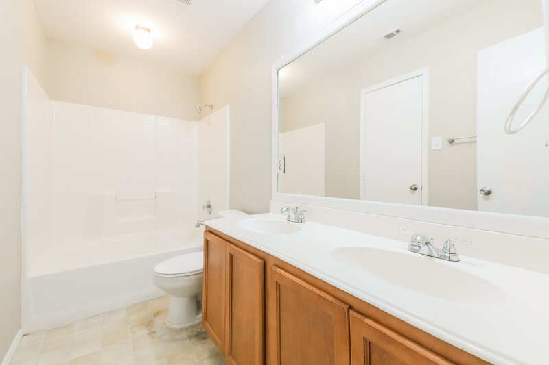 1,950/Mo, 813 Huddleston Ct Seagoville, TX 75159 Main Bathroom View