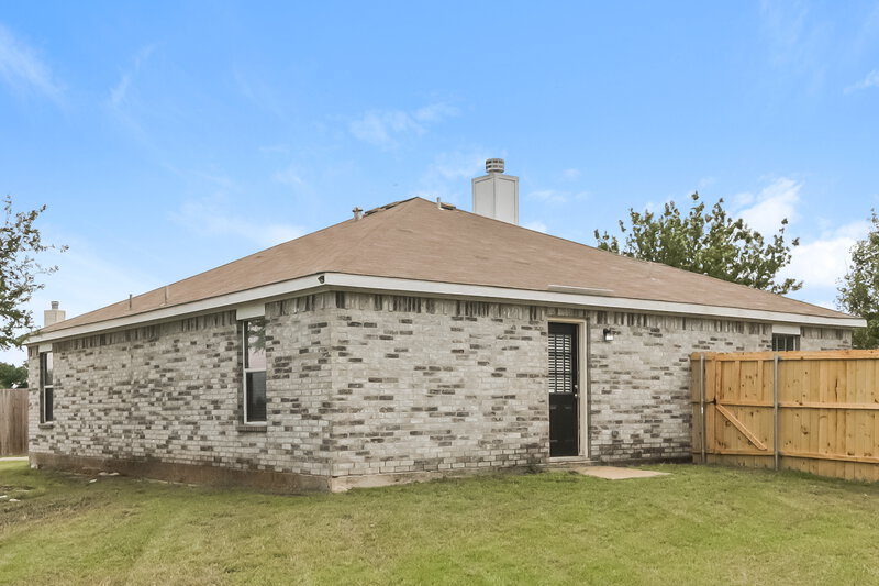 1,950/Mo, 813 Huddleston Ct Seagoville, TX 75159 Rear View