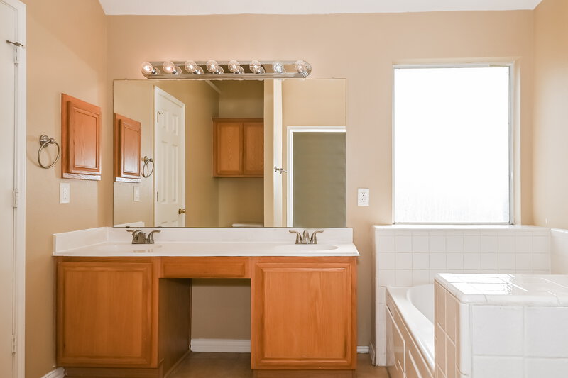 2,860/Mo, 718 Grandview Ave Seagoville, TX 75159 Main Bathroom View