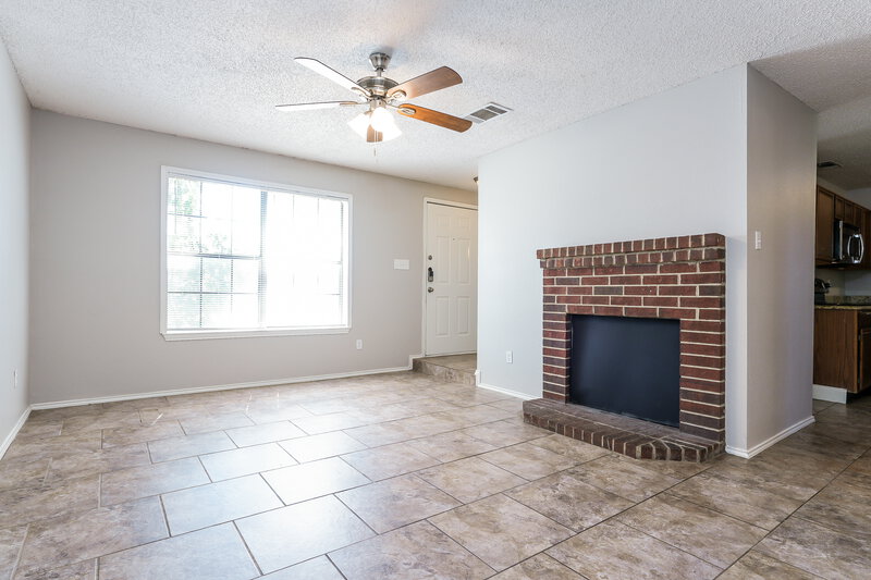 1,895/Mo, 1711 Bluffview Dr Balch Springs, TX 75180 Living Room View 2