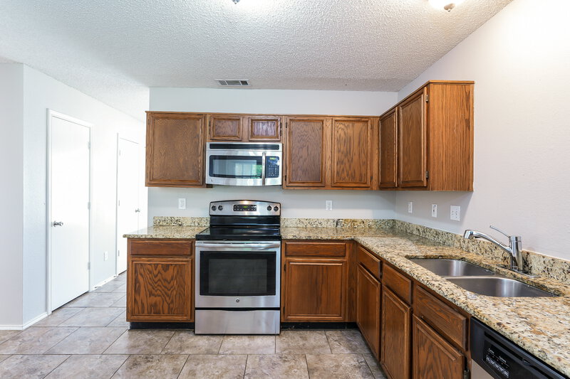 1,895/Mo, 1711 Bluffview Dr Balch Springs, TX 75180 Kitchen View 2