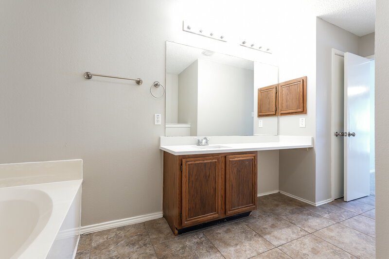 1,895/Mo, 1711 Bluffview Dr Balch Springs, TX 75180 Main Bathroom View 2