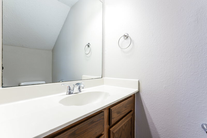 1,895/Mo, 1711 Bluffview Dr Balch Springs, TX 75180 Bathroom View