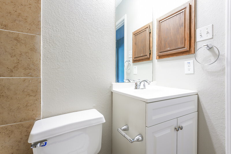 1,895/Mo, 1711 Bluffview Dr Balch Springs, TX 75180 Bathroom View 2