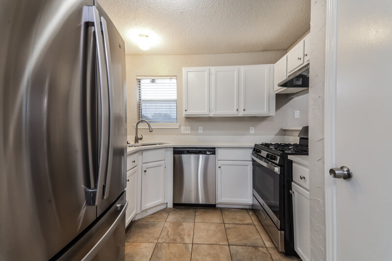 2,030/Mo, 1704 Hillside Dr Balch Springs, TX 75180 Kitchen View