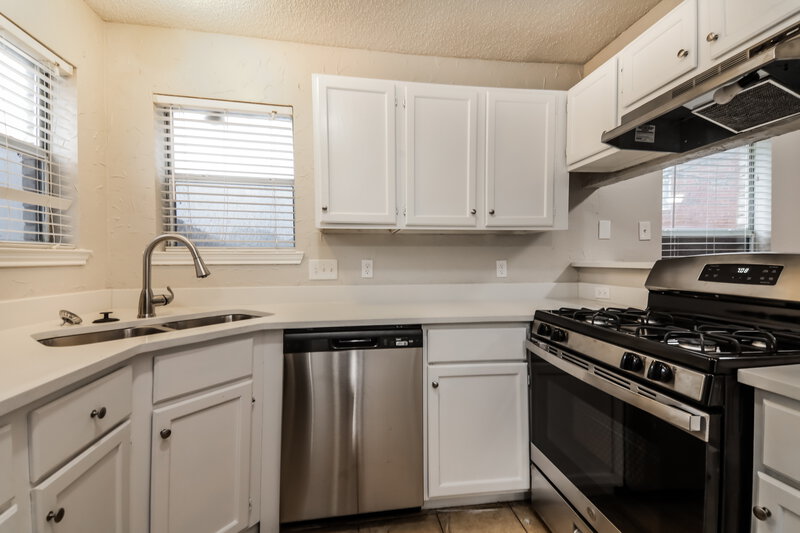 2,030/Mo, 1704 Hillside Dr Balch Springs, TX 75180 Kitchen View 2