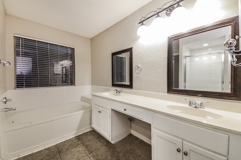 2,030/Mo, 1704 Hillside Dr Balch Springs, TX 75180 Main Bathroom View