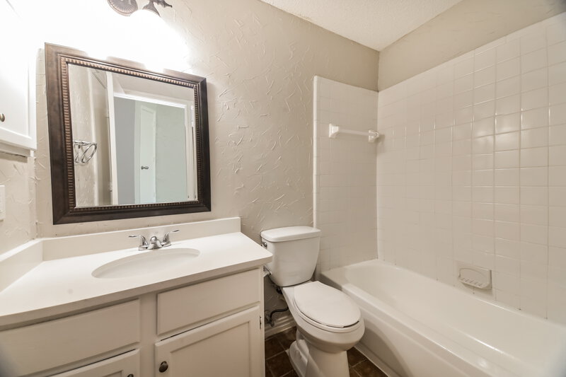 2,030/Mo, 1704 Hillside Dr Balch Springs, TX 75180 Bathroom View