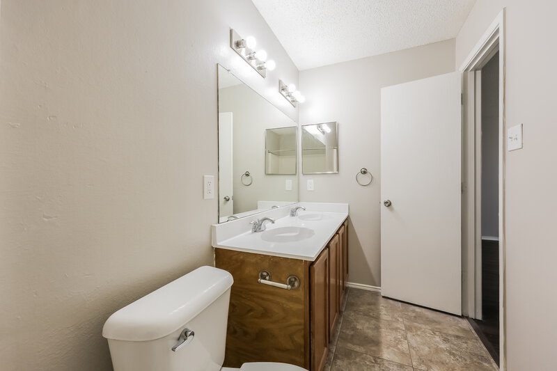 2,135/Mo, 3808 Kenzie Ct Balch Springs, TX 75180 Main Bathroom View